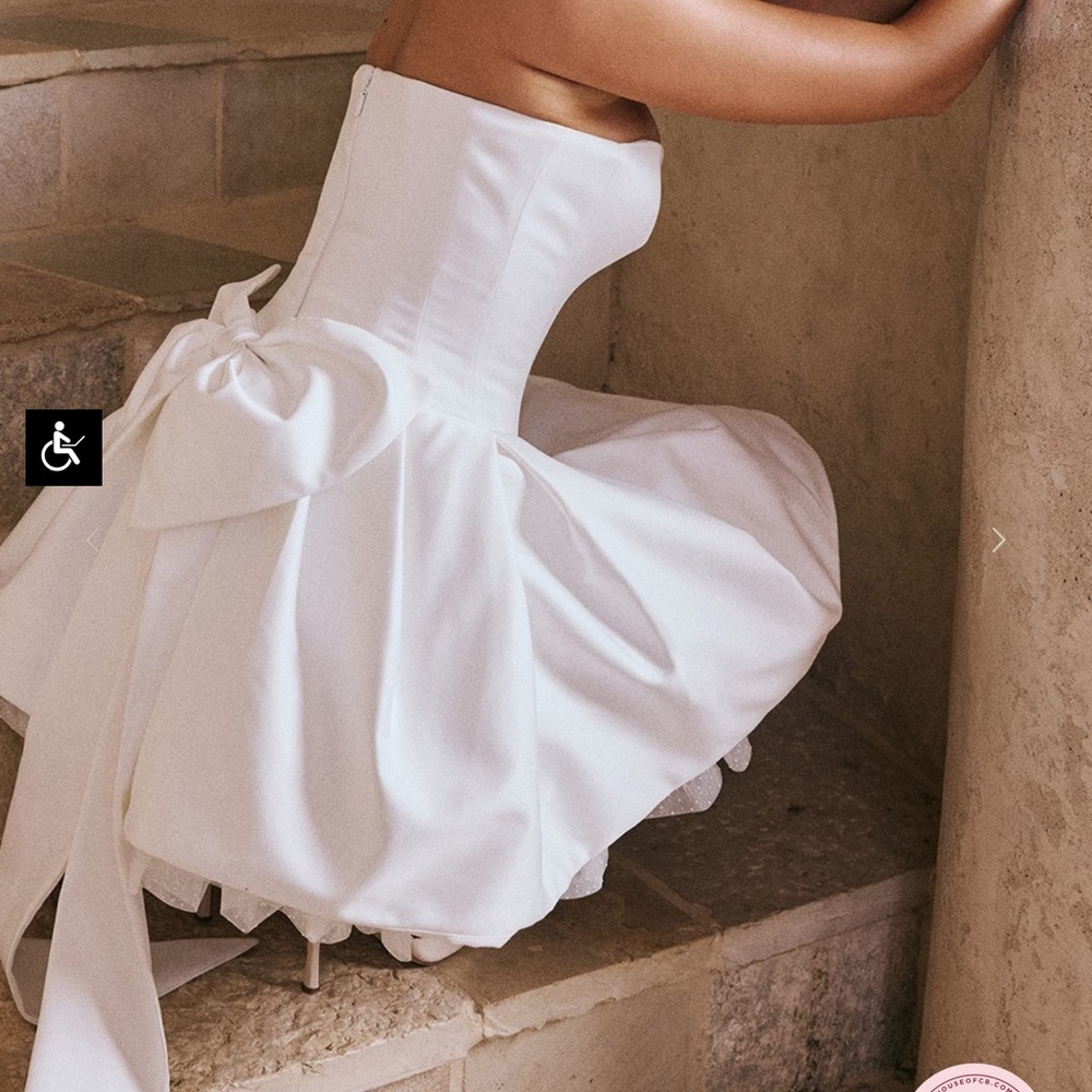Elegant White Strapless Dress with Bow
